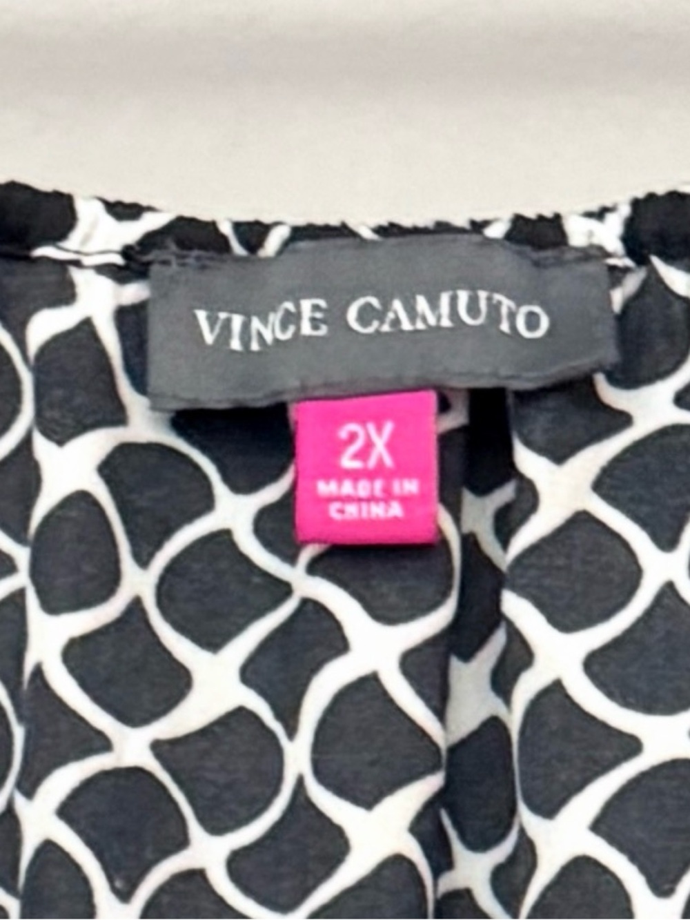 Vince Camuto Black and White Metallic Geometric Peasant Tunic - Picture 4 of 5